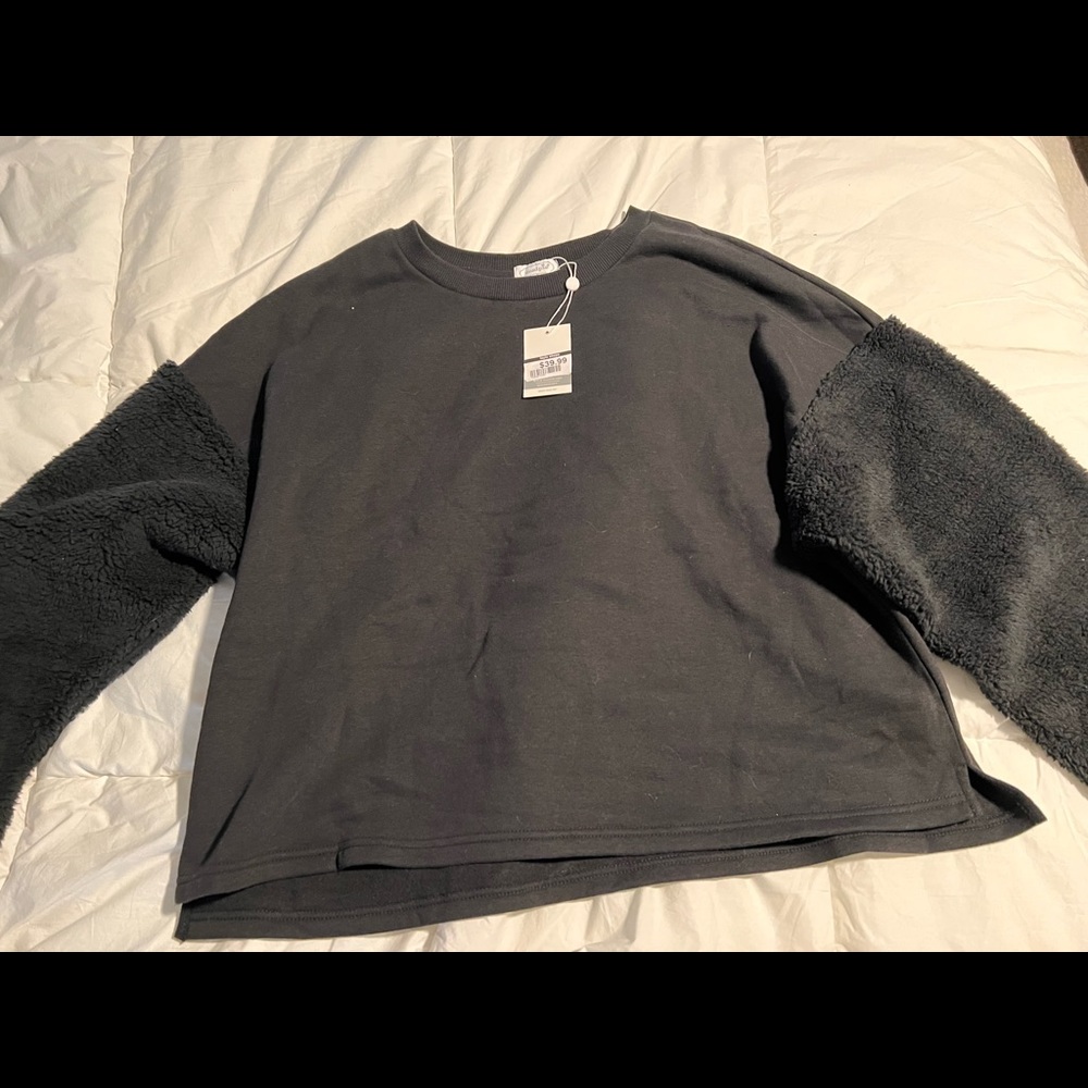 Sweatshirt with Sherpa sleeves